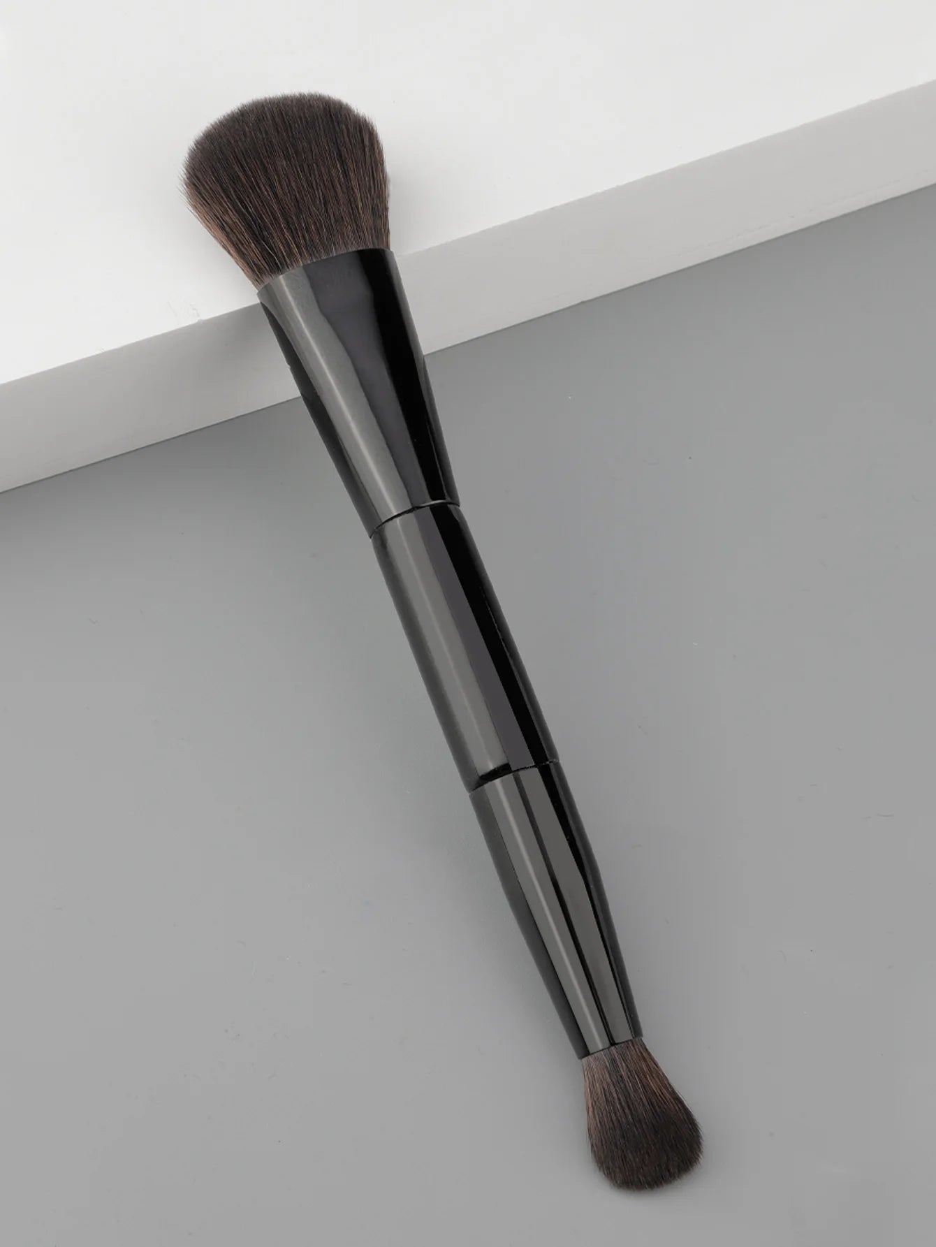 Dual Angled Round Contour Makeup Brush with Synthetic Bristles for Beauty Blending Liquid Powder, Concealer Blush (Black)