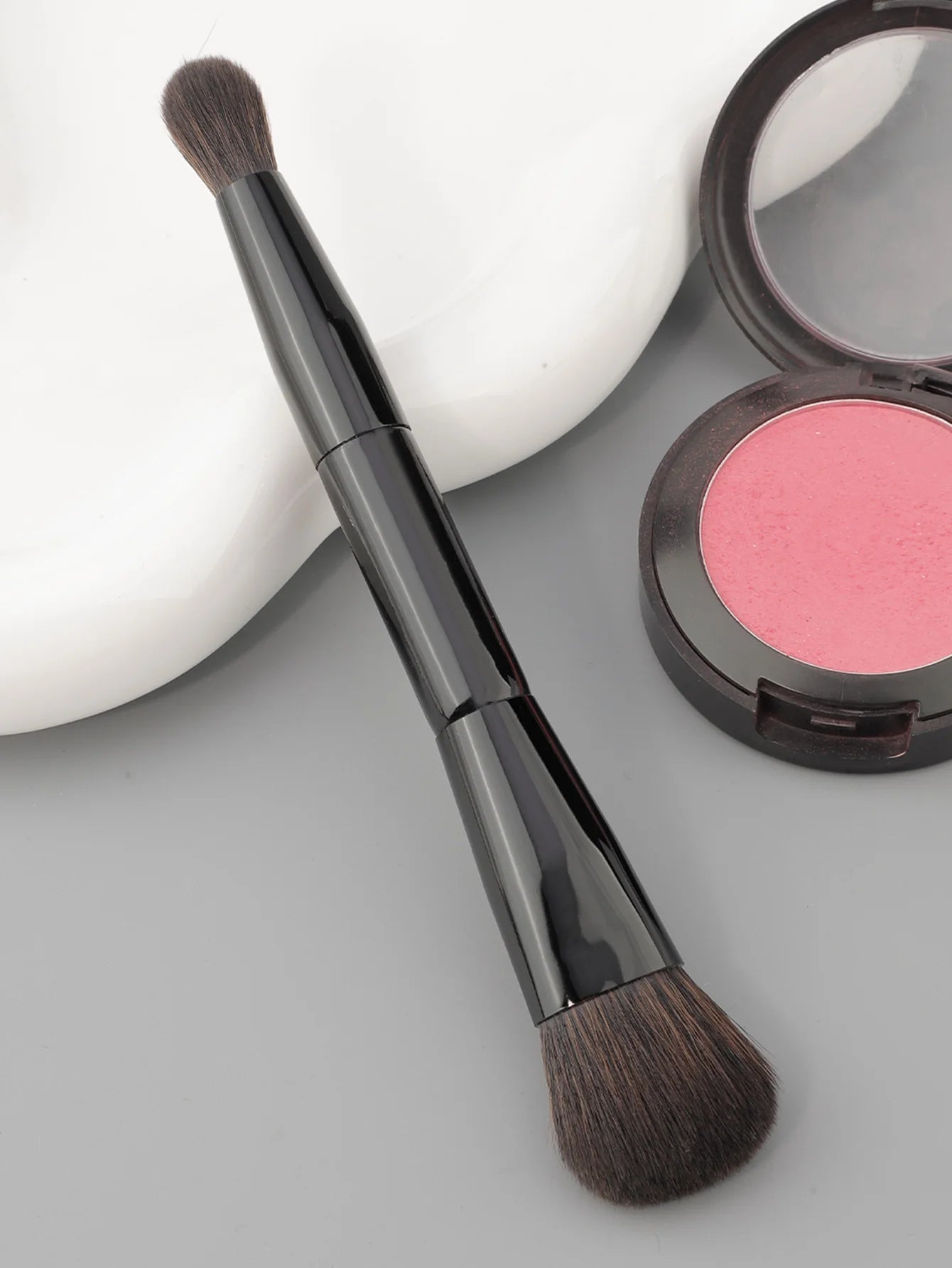 Dual Angled Round Contour Makeup Brush with Synthetic Bristles for Beauty Blending Liquid Powder, Concealer Blush (Black)