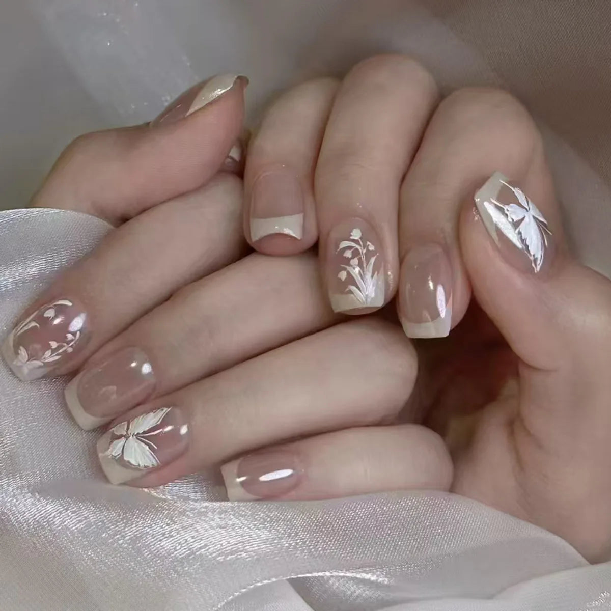 24Pcs Short Square Head False Nails White Line Rhinestone Design Full Cover Nails Tips for Woman Detachable Press on Fake Nails