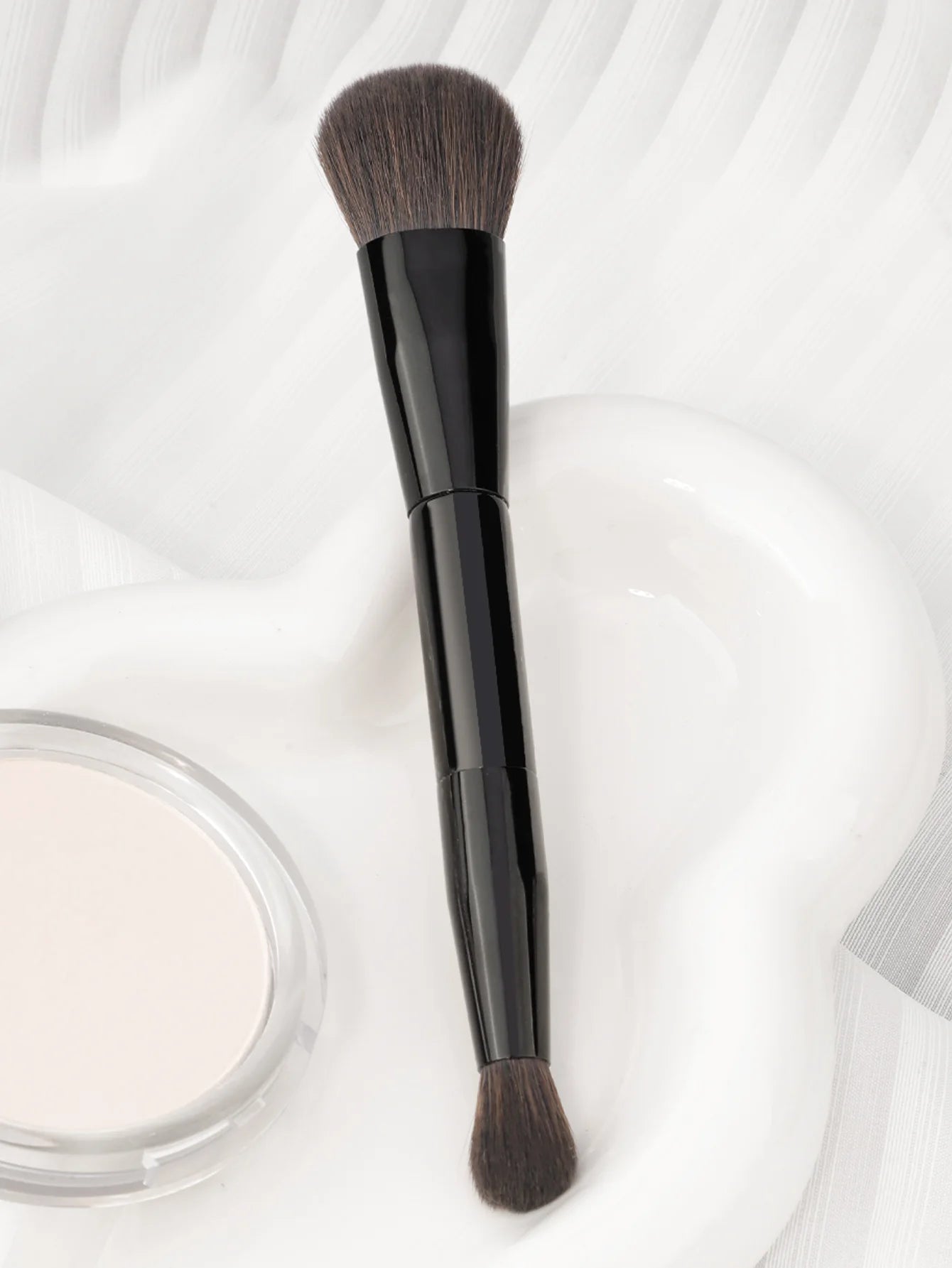 Dual Angled Round Contour Makeup Brush with Synthetic Bristles for Beauty Blending Liquid Powder, Concealer Blush (Black)